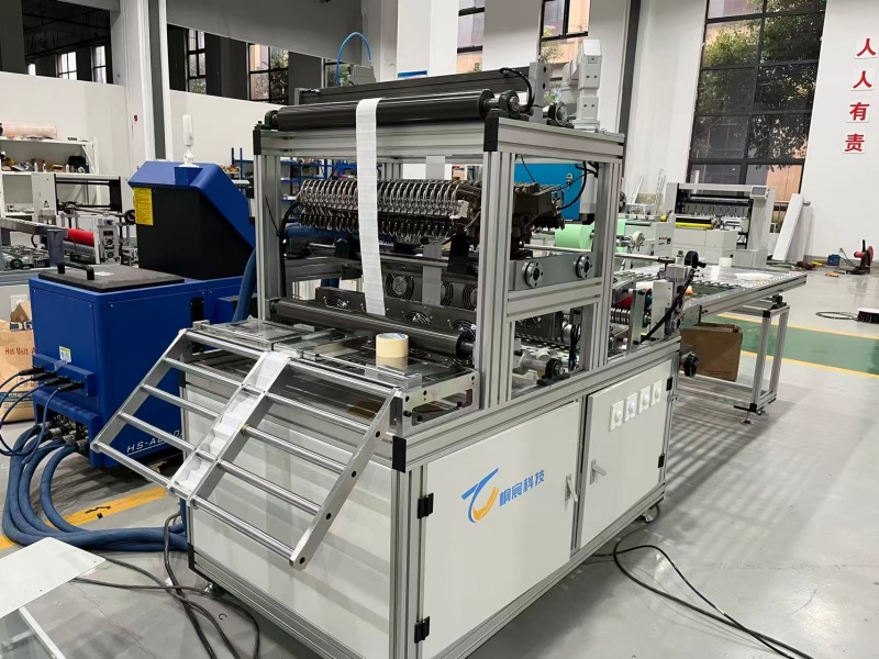 Stable filter pleating with precise gluing system